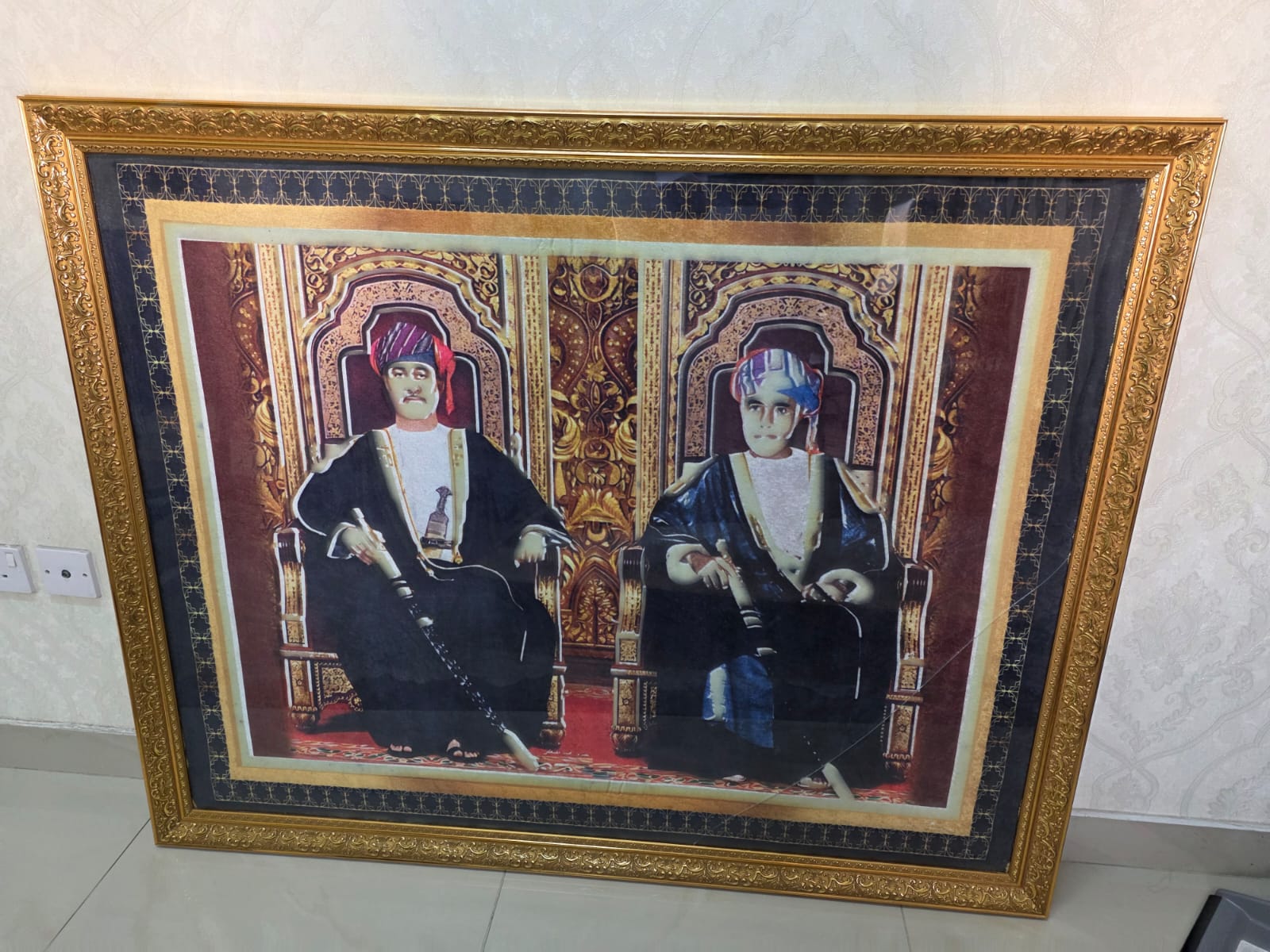 صورة على سجادة مضيئة للسلطان قابوس بن سعيد المعظم طيب الله ثراه والسلطان هيثم بن طارق المعظم يحفظة الله